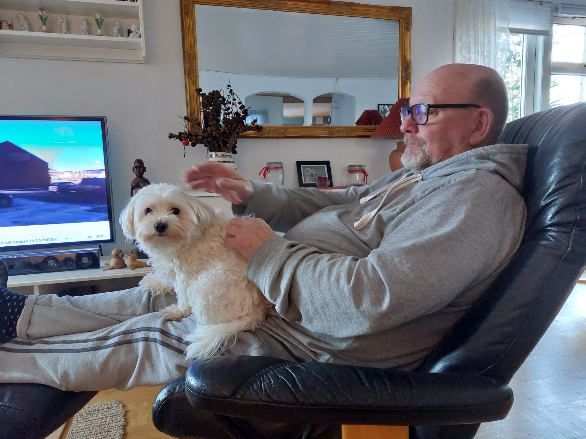 Ham selv med hunden Frida (Fitte)
